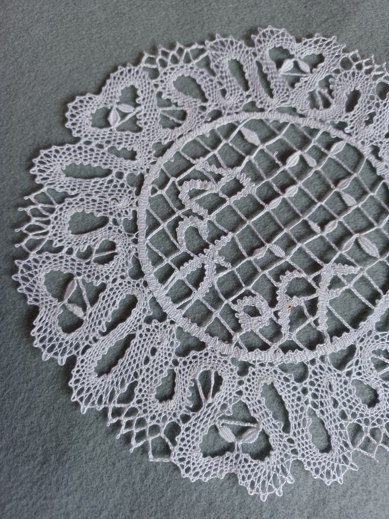 Fuck off mat, handmade bobbin lace, 20 cm diameter